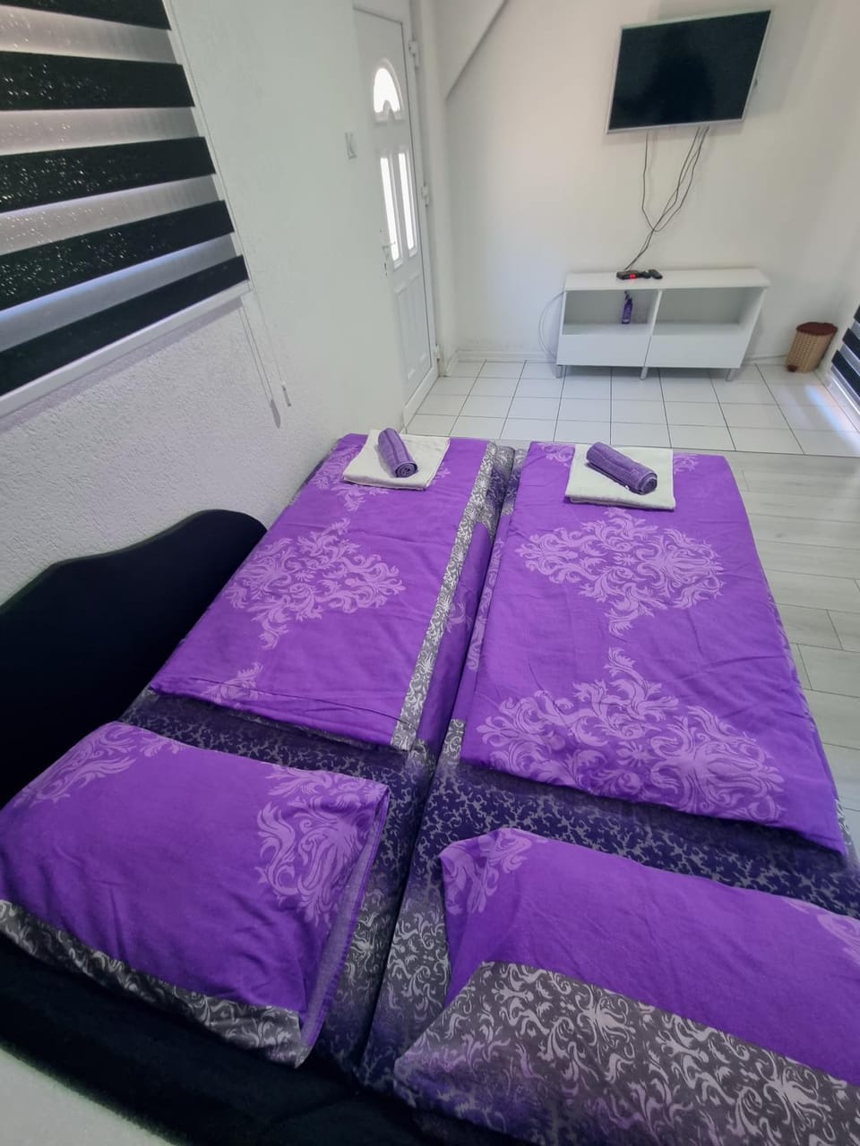 Bed, TV and multimedia, Photo of the whole room, Bedroom, towels