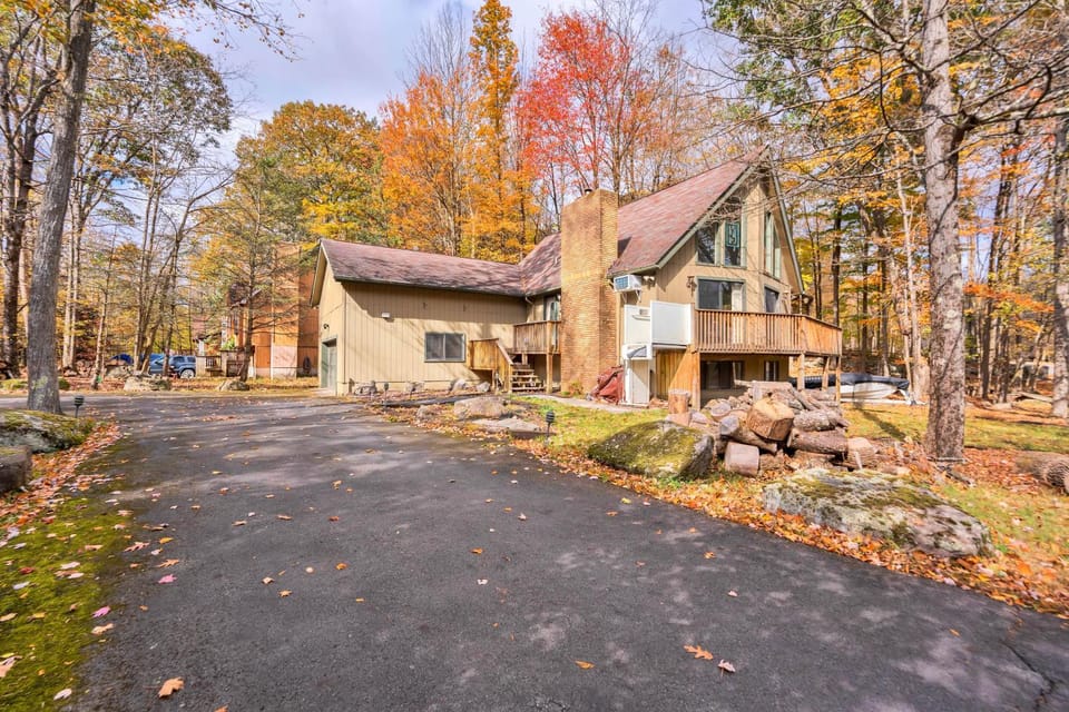 Poconos Retreat w/ Pool and Lake Access House in Lake Wallenpaupack