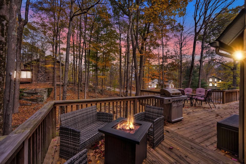 Poconos Retreat w/ Pool and Lake Access House in Lake Wallenpaupack