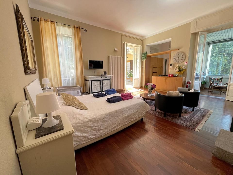 Living room, Bedroom