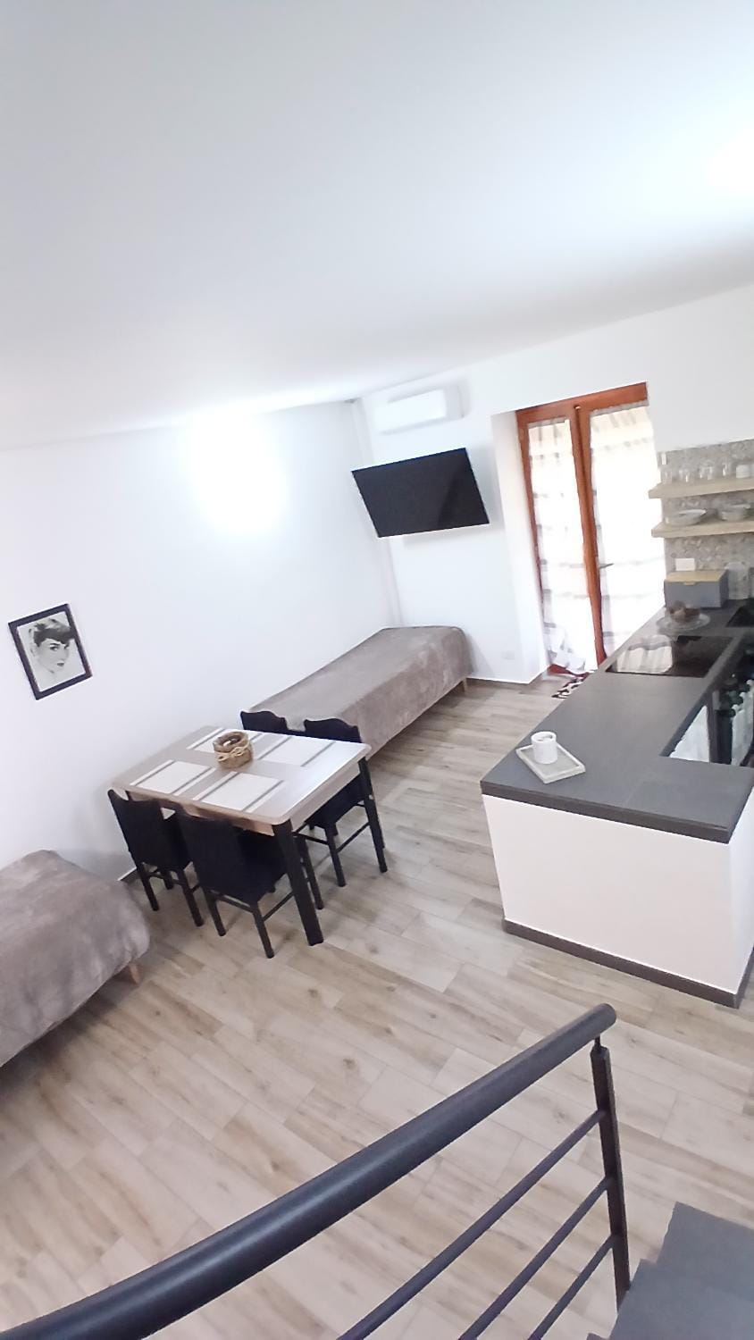 Bed, TV and multimedia, Dining area, Evening entertainment