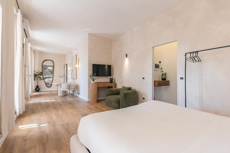 Bed, TV and multimedia, Living room, Photo of the whole room, Seating area, Bedroom