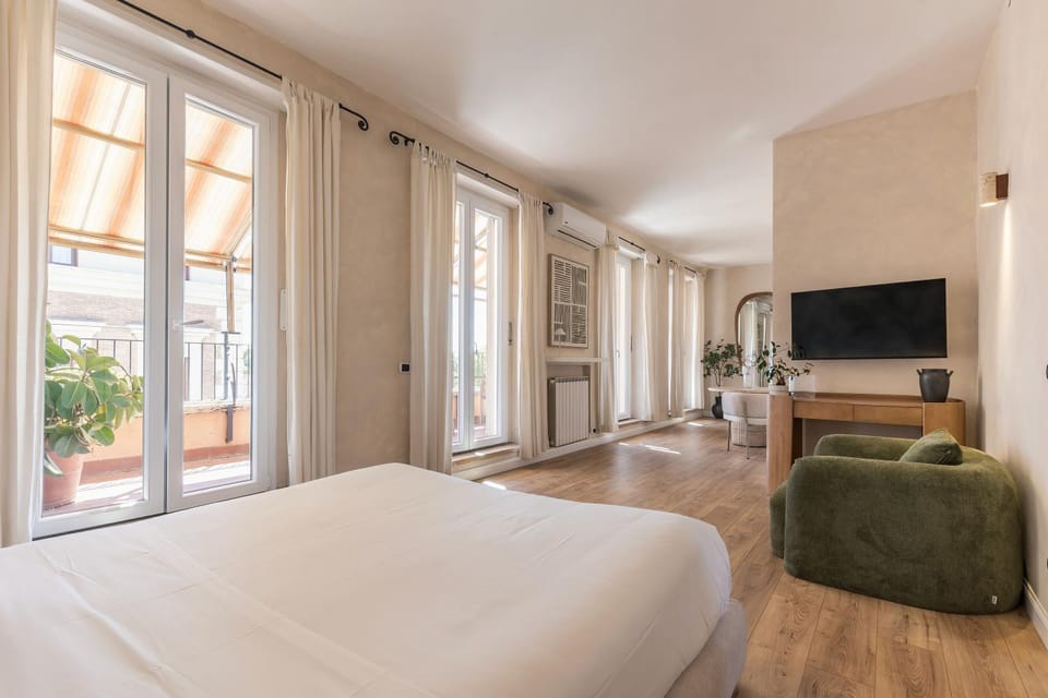 Bed, TV and multimedia, Living room, Photo of the whole room, Seating area, Bedroom