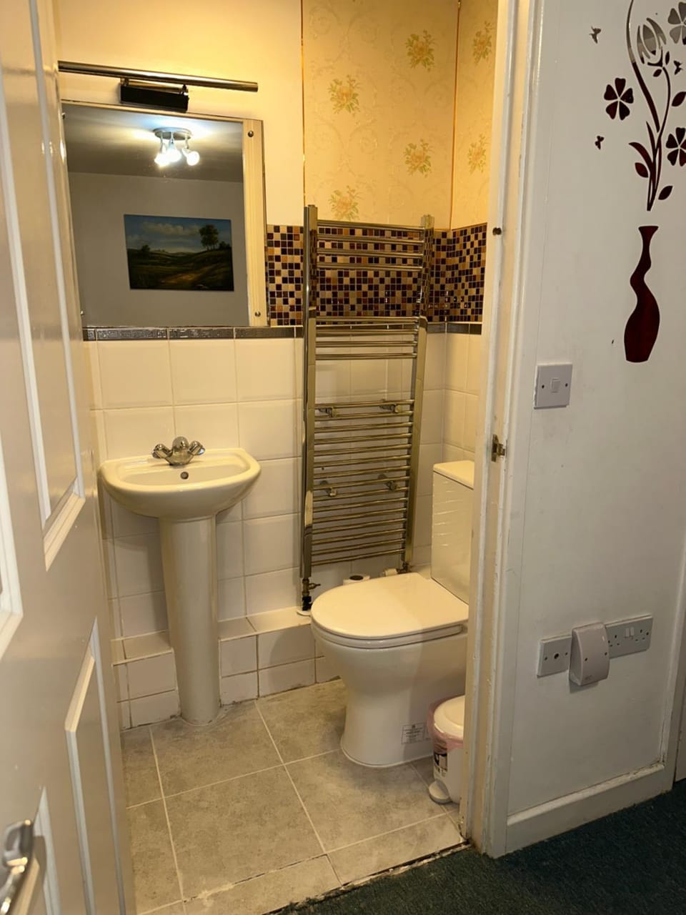 London 2 double bedrooms 2 Bathrooms Holiday Home - Parking SKYSPORTS, NETFLIX - 2 - 3 minutes walk to the Train station - 19min to London Liverpool Street fast Internet GROUND FLOOR 100s of shops restaurants bakeries 24-hour ASDA superstore, Major hospi Apartment in London