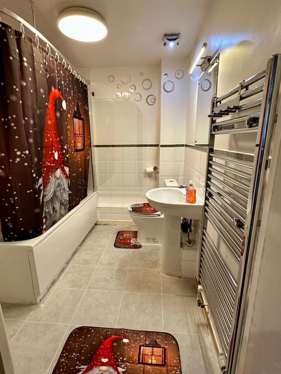 London 2 double bedrooms 2 Bathrooms Holiday Home - Parking SKYSPORTS, NETFLIX - 2 - 3 minutes walk to the Train station - 19min to London Liverpool Street fast Internet GROUND FLOOR 100s of shops restaurants bakeries 24-hour ASDA superstore, Major hospi Apartment in London