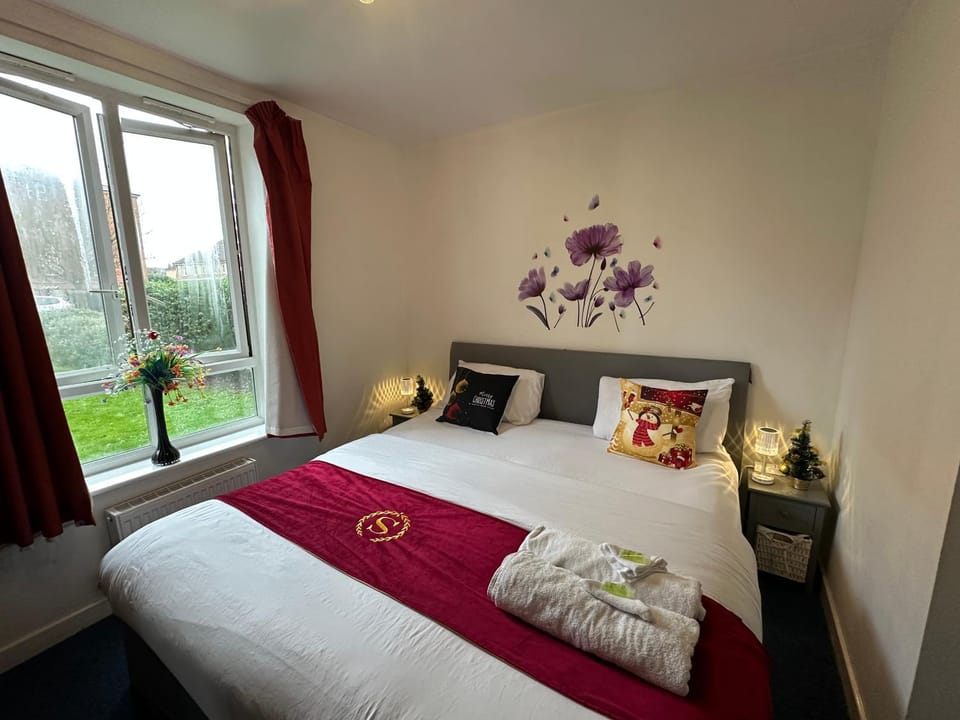 London 2 double bedrooms 2 Bathrooms Holiday Home - Parking SKYSPORTS, NETFLIX - 2 - 3 minutes walk to the Train station - 19min to London Liverpool Street fast Internet GROUND FLOOR 100s of shops restaurants bakeries 24-hour ASDA superstore, Major hospi Apartment in London