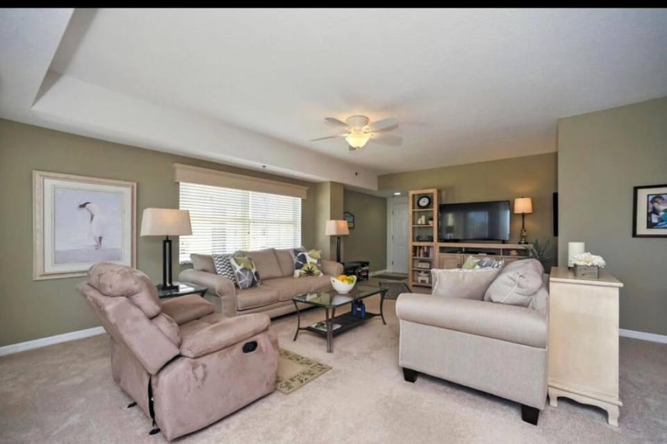 Lovely & Cozy 3 bedroom with pool Apartment in Florida