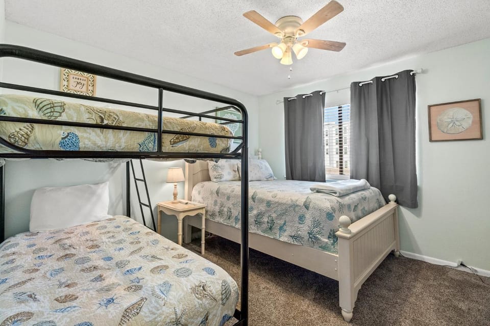 Bed, Photo of the whole room, Bedroom, fireplace