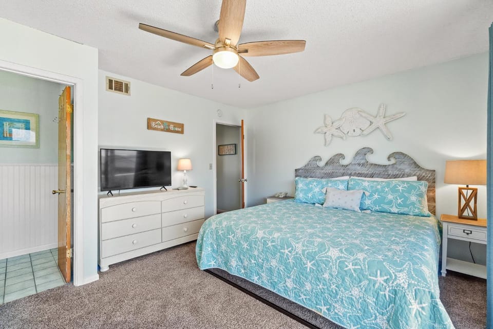 Bed, TV and multimedia, Photo of the whole room, Evening entertainment, Bedroom, fireplace
