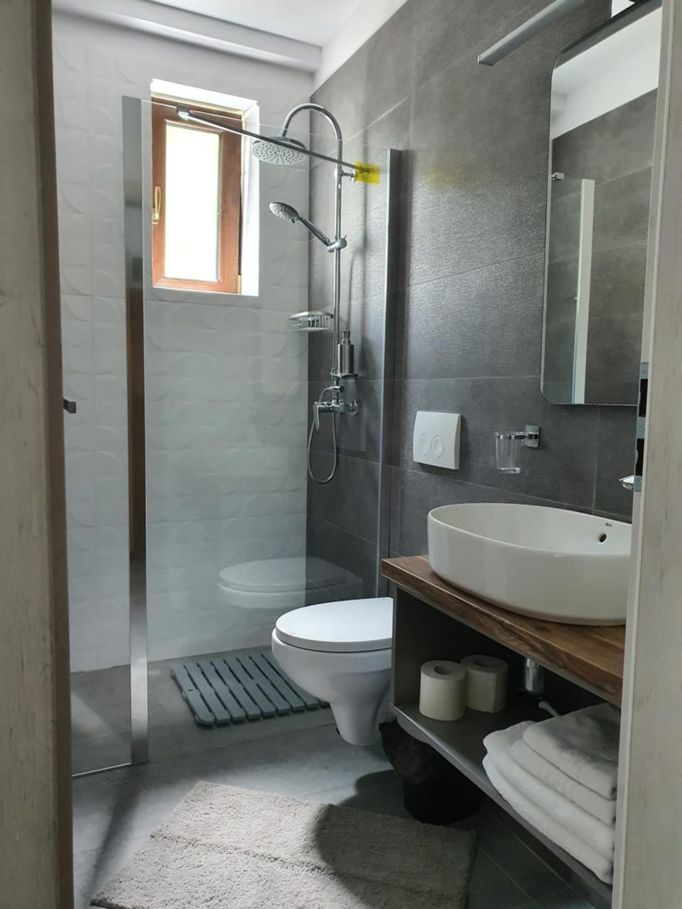 Shower, Toilet, Bathroom, towels
