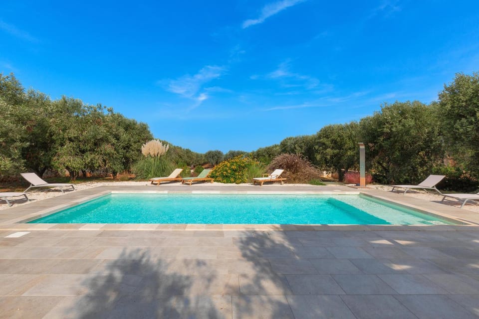 Swimming pool, sunbed