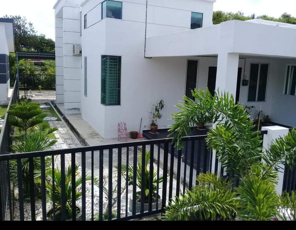 Property building, Patio, Balcony/Terrace