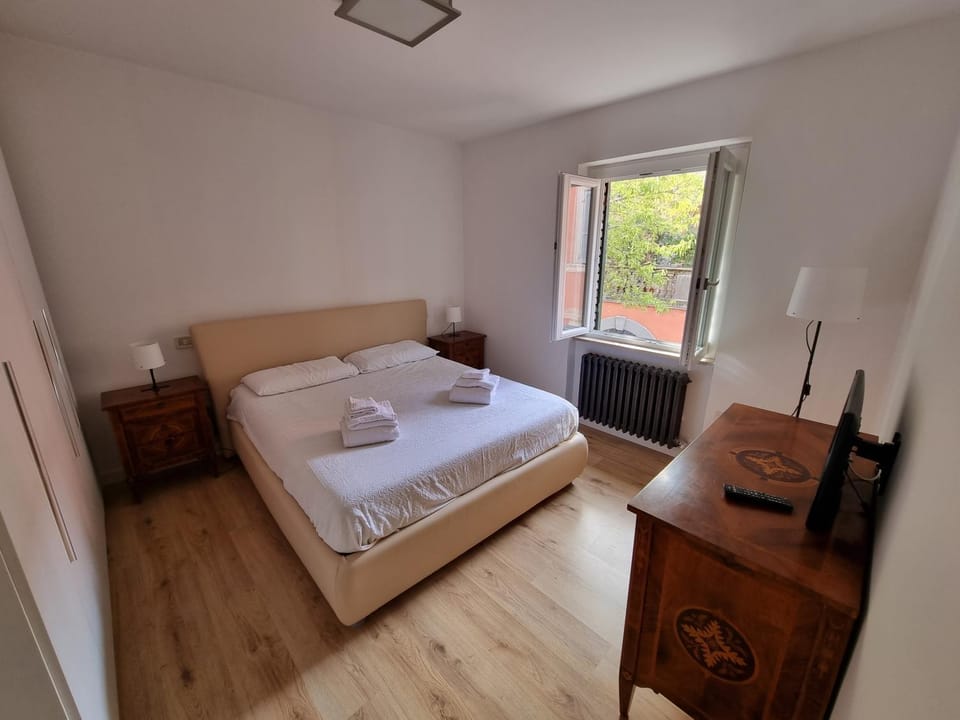 Photo of the whole room, Bedroom