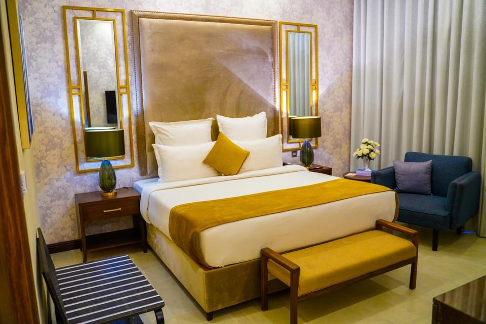 Property building, Bed, TV and multimedia, Seating area, Bedroom