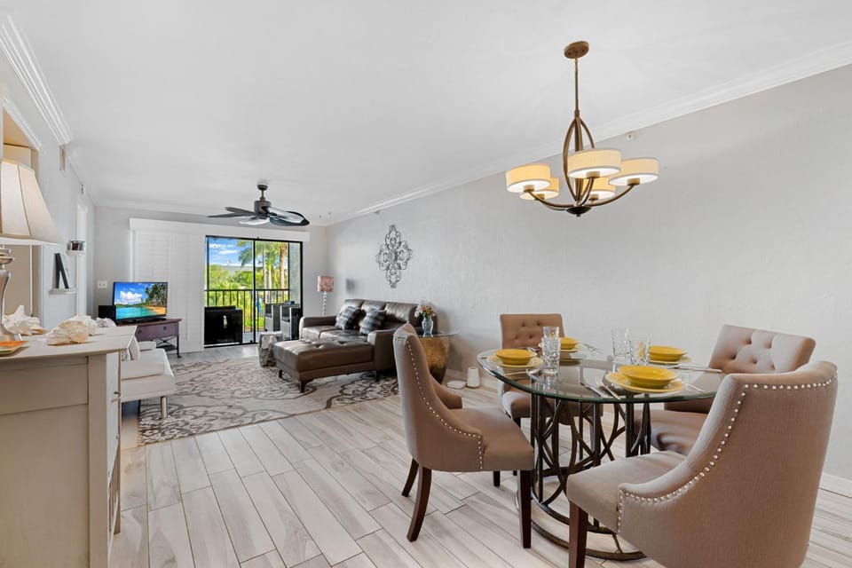 Balcony/Terrace, Living room, Seating area, Dining area, furniture