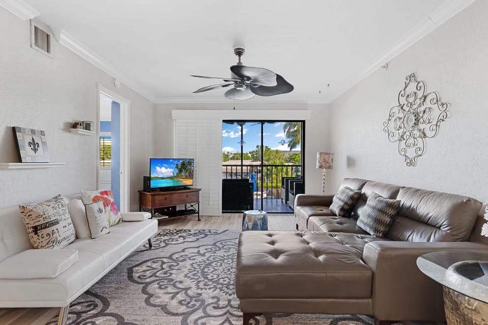 TV and multimedia, Balcony/Terrace, Living room, Seating area, furniture