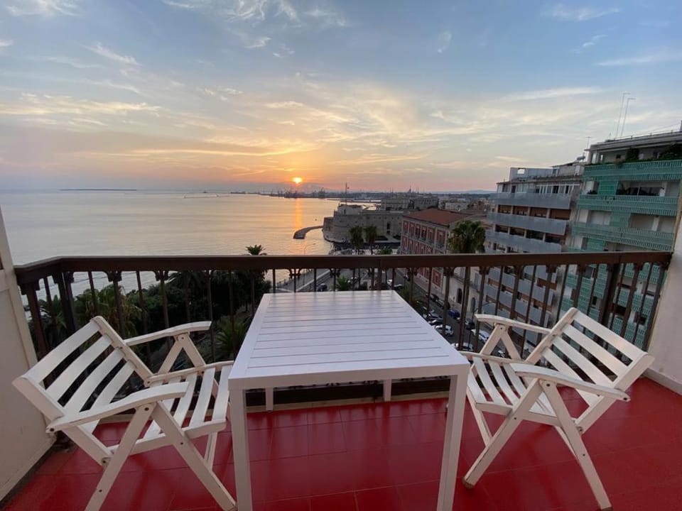 Property building, Natural landscape, Balcony/Terrace, Living room, Dining area, Sea view, Sunset