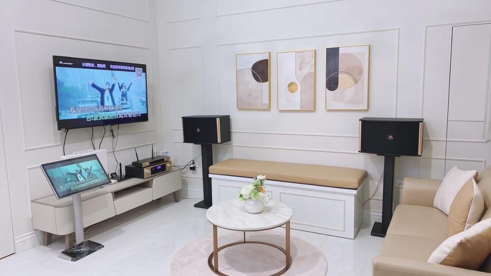 Communal lounge/ TV room, TV and multimedia, Living room, Evening entertainment, air conditioner