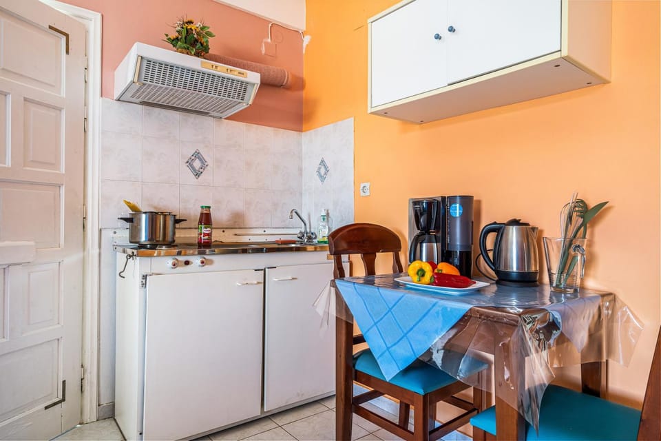 Kitchen or kitchenette, Living room