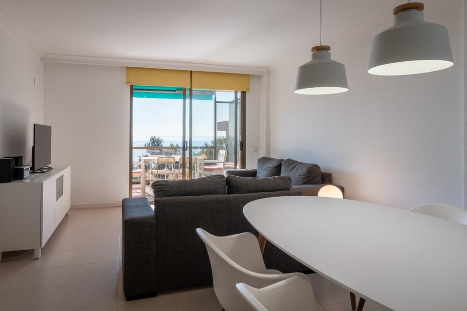 AT049 Els Pins, primera línea de la playa con piscina y barbacoa Apartment in Torredembarra