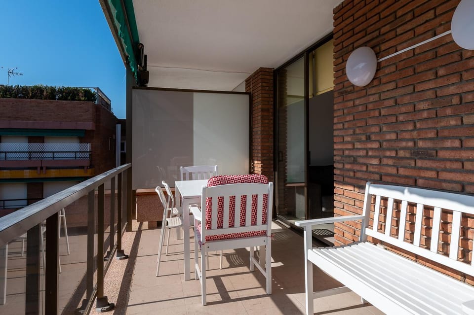 AT049 Els Pins, primera línea de la playa con piscina y barbacoa Apartment in Torredembarra