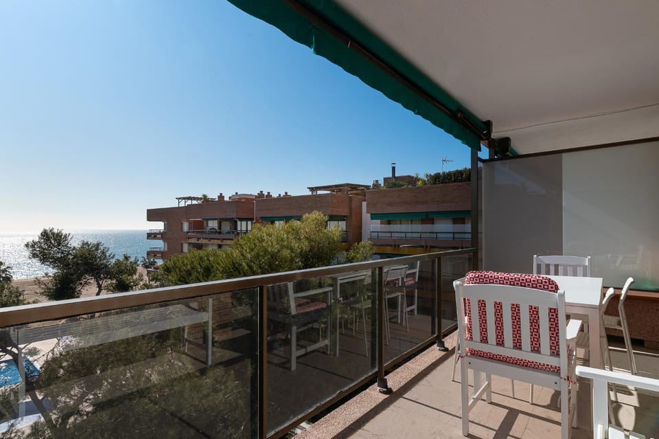 AT049 Els Pins, primera línea de la playa con piscina y barbacoa Apartment in Torredembarra