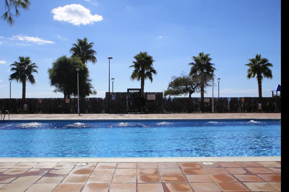 AT041 Els Pins, primera línea de la playa, con piscina Apartment in Torredembarra