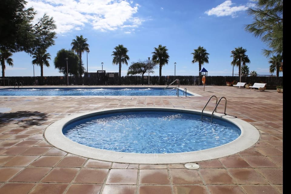 AT041 Els Pins, primera línea de la playa, con piscina Apartment in Torredembarra
