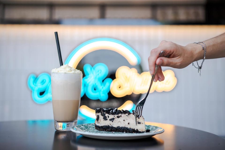 Lounge or bar, Food and drinks