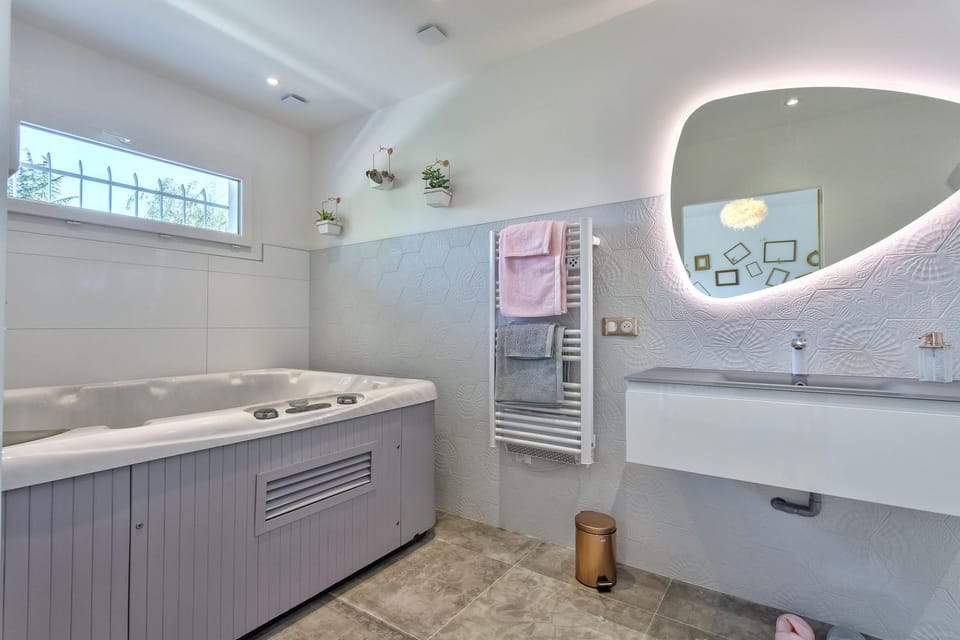 Bathroom, Spa and wellness centre/facilities