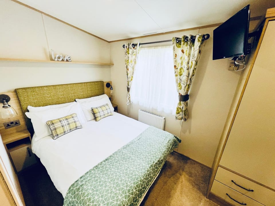 Bed, TV and multimedia, Photo of the whole room, Bedroom, wardrobe
