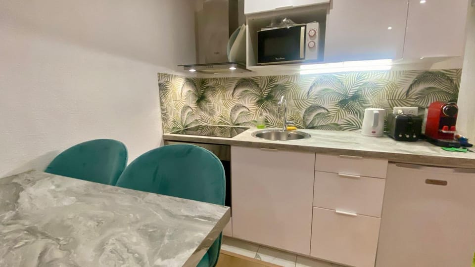 Kitchen or kitchenette, oven