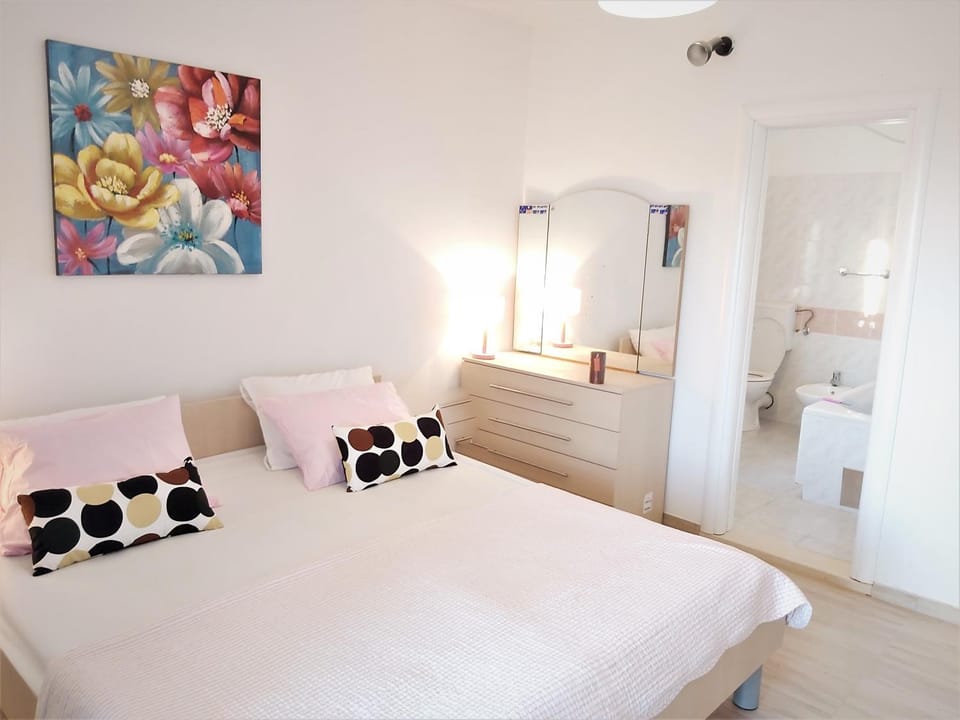 Bed, Bathroom, Bedroom