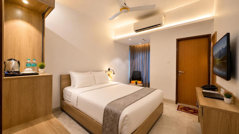 Communal lounge/ TV room, Bed, Photo of the whole room, wardrobe, air conditioner