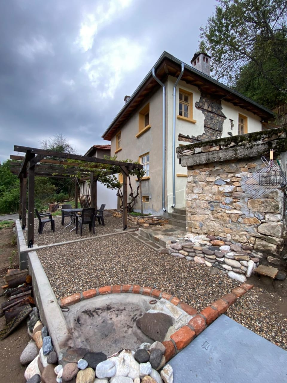 Patio, Facade/entrance, BBQ facilities, View (from property/room), Seating area, flat iron