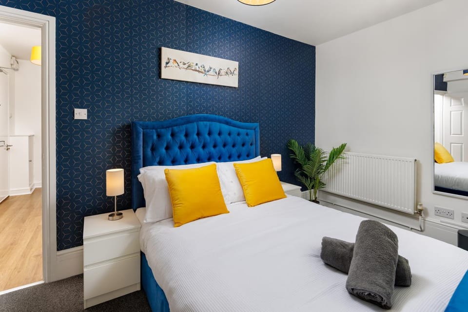 Bed, Bedroom, towels