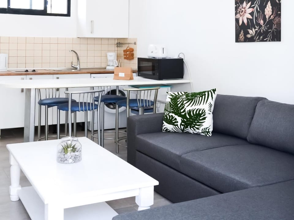 Kitchen or kitchenette, Living room, Seating area, Dining area