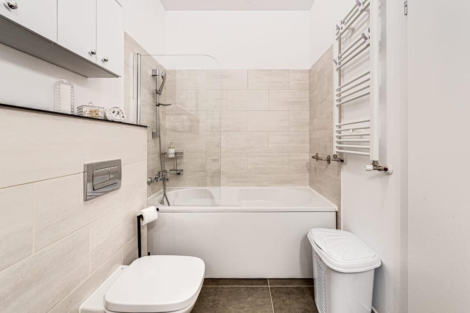 Shower, Toilet, Bathroom, Bath, towels