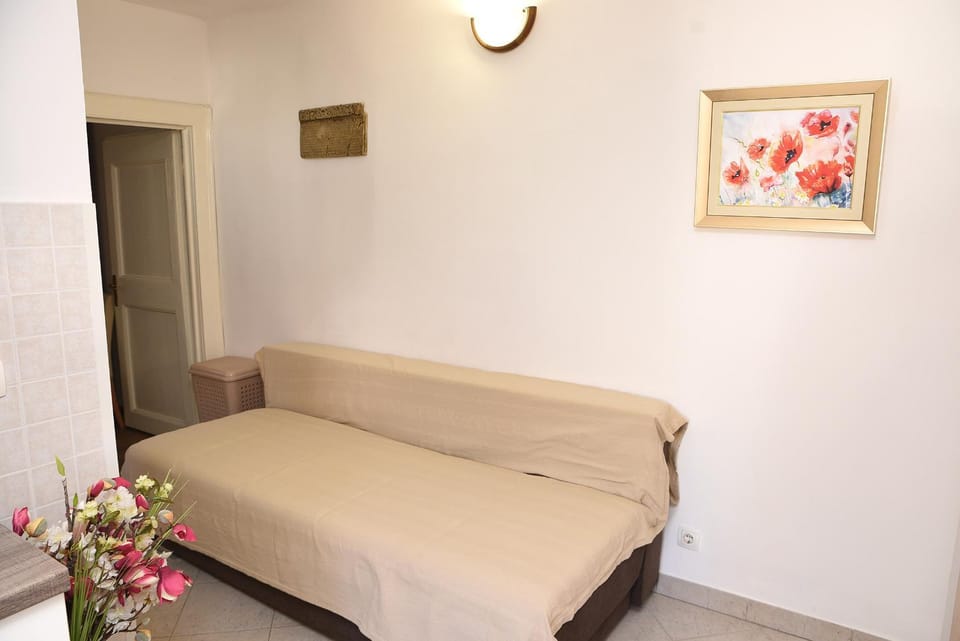 Bed, Living room, Seating area