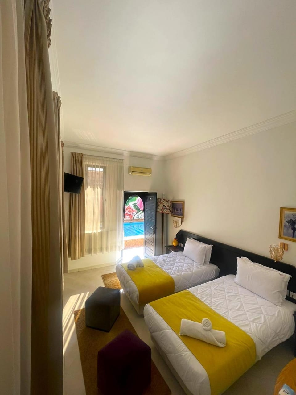Bed, TV and multimedia, Photo of the whole room, Bedroom, Pool view