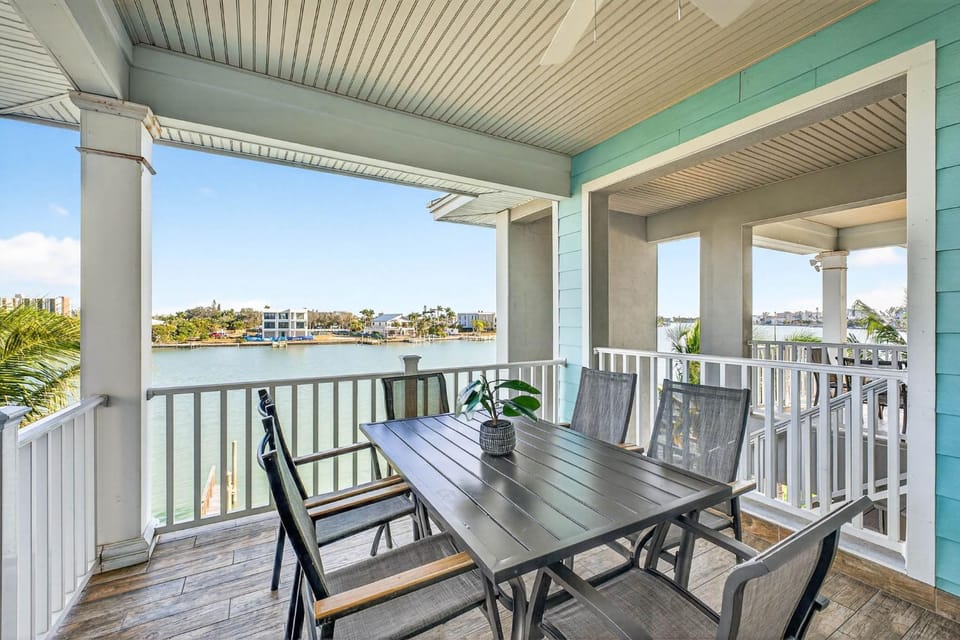 Treasure Trove Waterfront Cove Apartment in Treasure Island