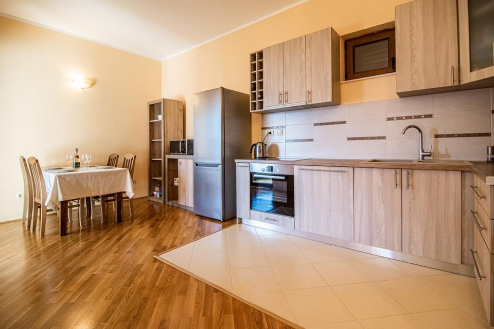 Kitchen or kitchenette, Dining area