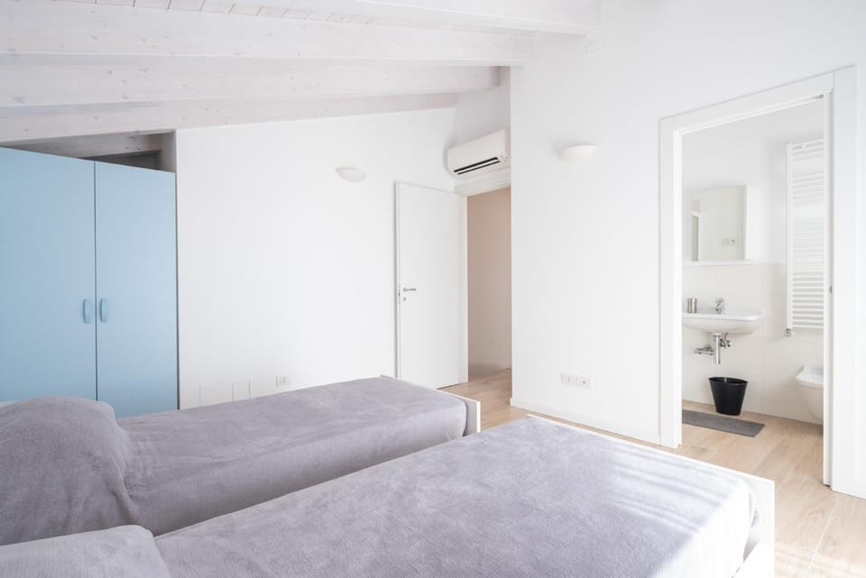 Bed, Bathroom, Photo of the whole room, Bedroom, air conditioner