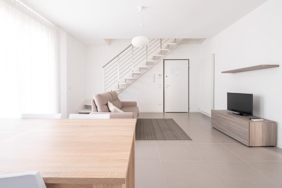 TV and multimedia, Kitchen or kitchenette, Living room, Seating area, Dining area