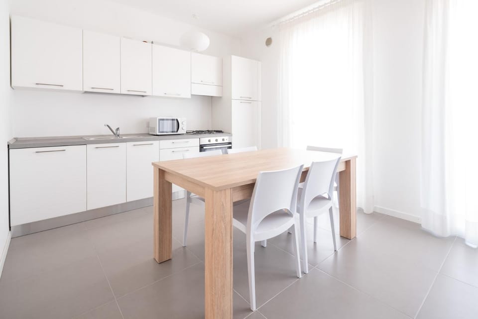 Kitchen or kitchenette, Dining area, stove