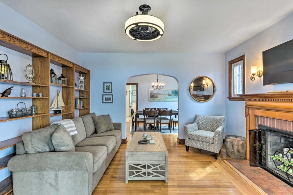 Walkable New Haven Retreat w/ Ocean Views! House in East Haven
