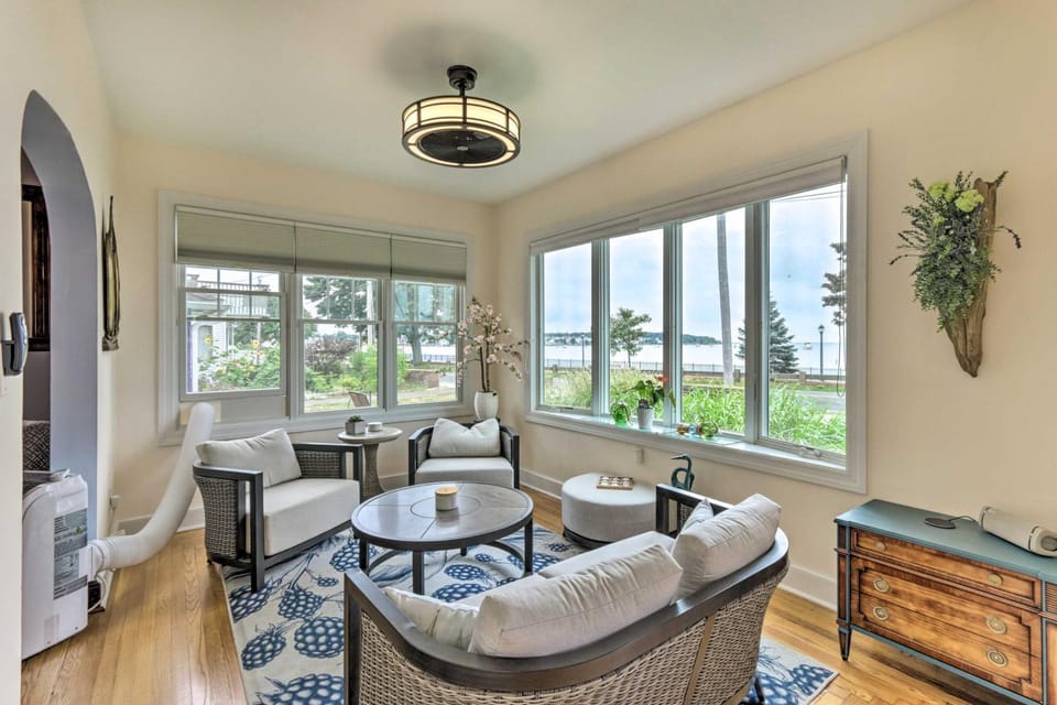 Walkable New Haven Retreat w/ Ocean Views! House in East Haven