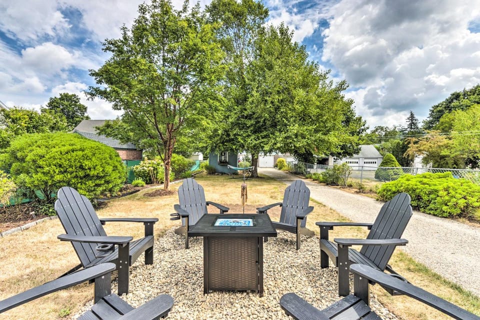 Walkable New Haven Retreat w/ Ocean Views! House in East Haven