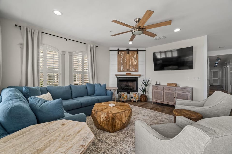 TV and multimedia, Living room, Decorative detail, Seating area, fireplace, flat iron, locker, air conditioner