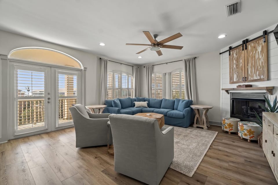 TV and multimedia, View (from property/room), Balcony/Terrace, Living room, Decorative detail, Seating area, Area and facilities, fireplace, flat iron, locker, air conditioner